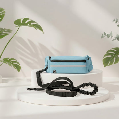 Cinturón de paseo DELONEA azul con correa elástica para perro, bolsillo para móvil y detalles reflectantes.