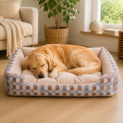 Perro golden retriever durmiendo plácidamente en una cama nido DELONEA SnoozePup de tela suave con patrón de cuadros.